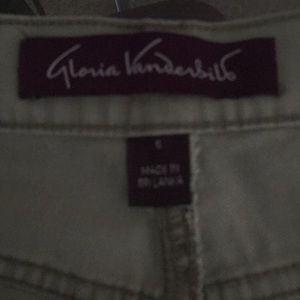 Gloria Vanderbilt capris.    Size 6.